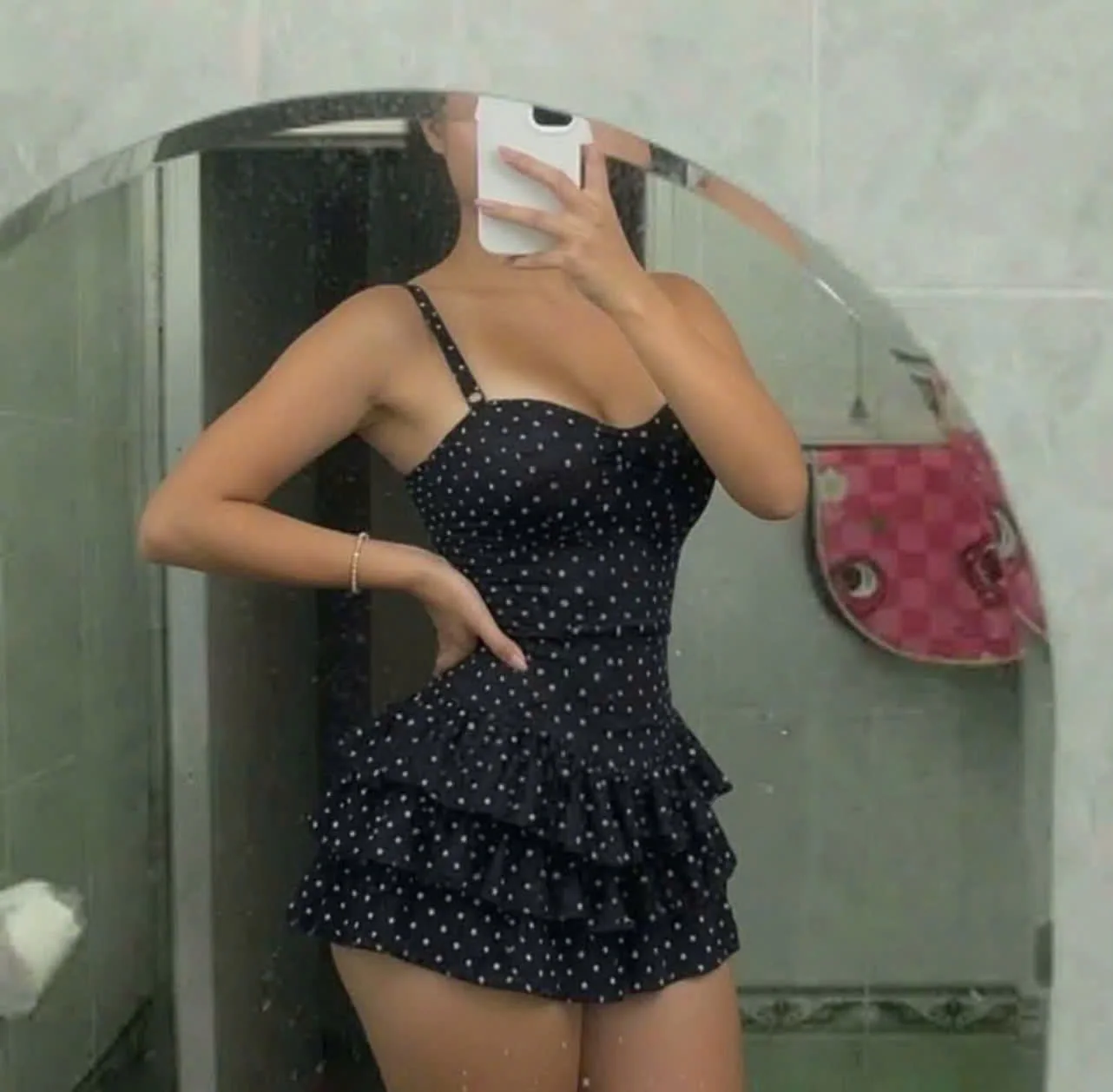 Khách hàng mặc thử đầm màu đen